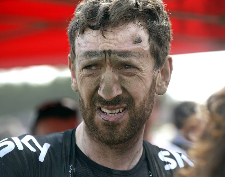 Parigi-Roubaix 2014, primo piano di Wiggins con il volto infangato al termine della gara (Bettini)